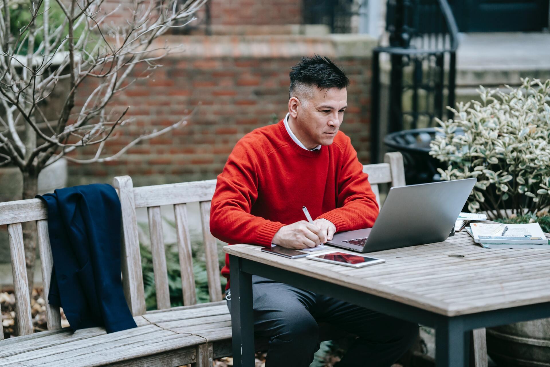 Certaines personnes ressentent du stress lorsqu'elles reprennent des études à l'âge adulte ou qu'elles doivent retrouver du travail ou même faire une présentation devant un groupe. La sophrologie aide à retrouver le calme intérieur pour mieux avancer.